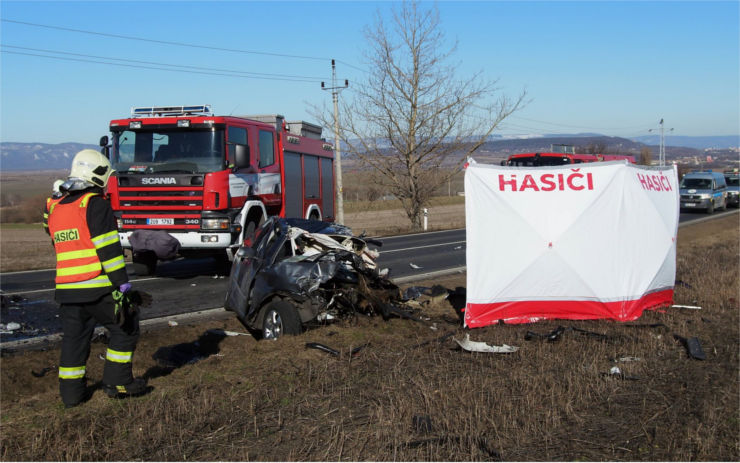 AKTUÁLNĚ OBRAZEM: U Havraně došlo k tragickému střetu náklaďáku s osobákem. Silnice je uzavřena