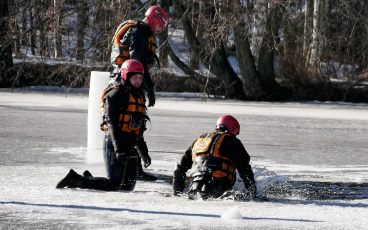 Děti v litvínovském rekreačním areálu riskují, chodí na slábnoucí led