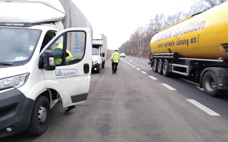 Policisté stavěli nákladní vozy. U dvou aut zjistili, že jsou ve špatném stavu