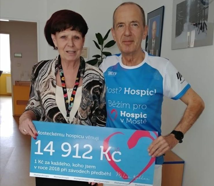 Lidé běháním přispívají na mostecký hospic. Podporuje to i místní dopravní podnik