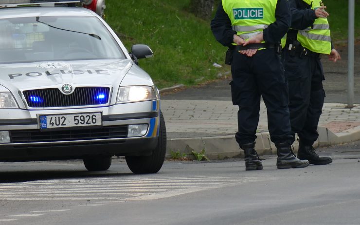 Zloděj ze supermarketu odhodil lup a utíkal. Hlídka podezřelého po chvíli vypátrala ve městě