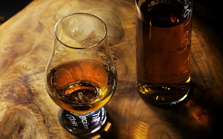 Vetřelec vypil domácí víno v lahvi od whisky