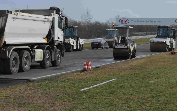 Začala pokládka nového asfaltu, velký závodní okruh autodromu ožije v polovině března