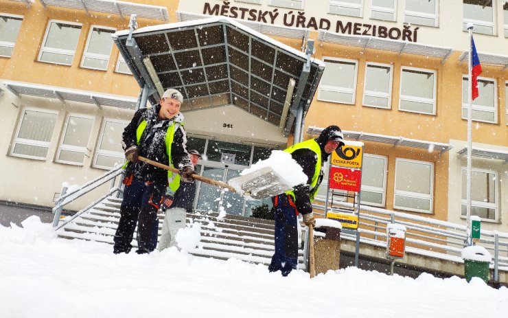 VIDEO: Mostecko zasáhlo silné sněžení. Nesjízdný kopec na Meziboří byl plný aut