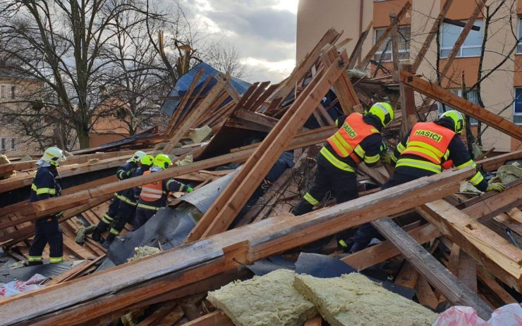 Noc po vichřici: ČEZ vyhlásil kalamitní stav, bez elektřiny je čtvrt milionu míst