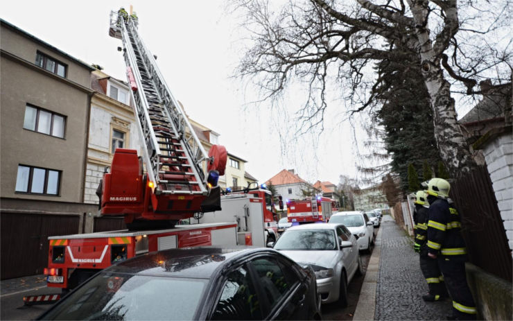 Krajem se prohnala větrná smršť. Prudký vítr dal hasičům pořádně zabrat