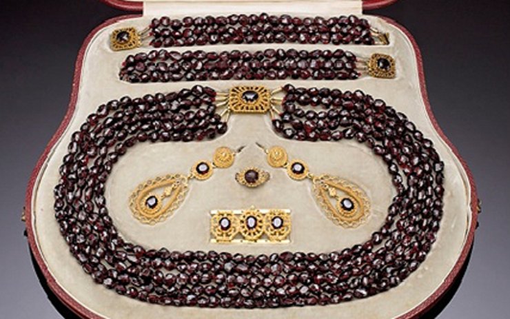 V Mostě představí unikátní výstavu restaurovaných šperků baronky Von Levetzow