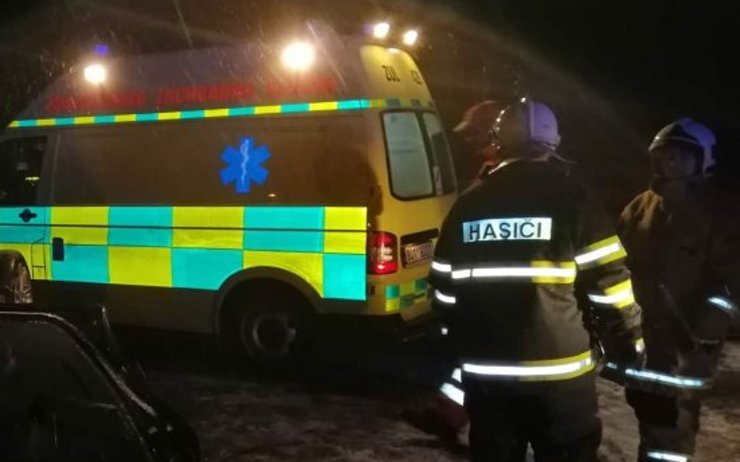 Ranní střet dvou osobních aut na Mostecku: Pro zraněnou řidičku jela záchranka