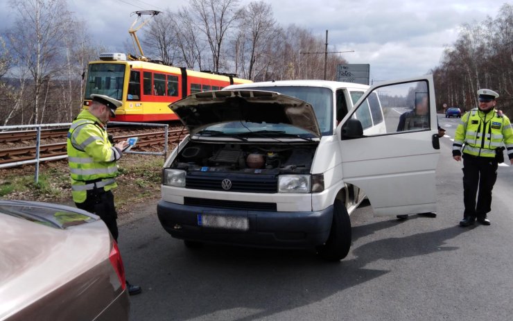 Dopravní akce na mosteckých silnicích: Dva řidiči museli odstavit svá vozidla