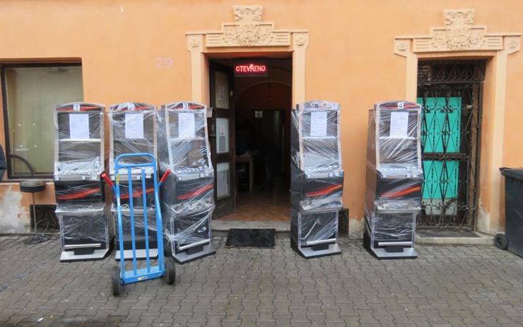Celníci našli v Litvínově nelegální automaty, hrozí za ně obrovská pokuta