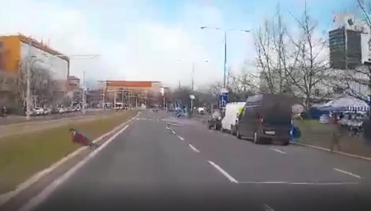 VIDEO OD VÁS: Dítě se vřítilo do silnice a pak se plazilo pryč, aby neskončilo pod koly