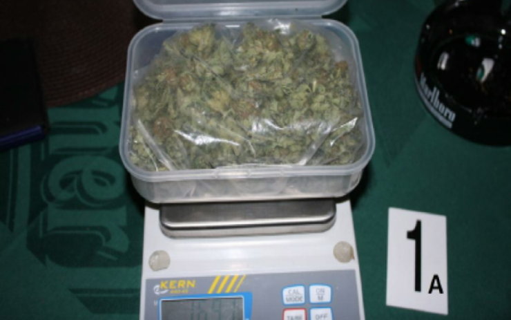 Dealer (28) měl v mostecké ulici prodat nejména dva kilogramy marihuany