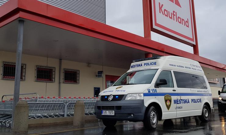U litvínovského Kauflandu napadl zákazník jiného nákupním vozíkem 