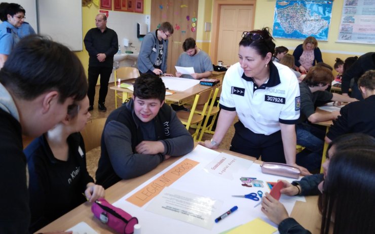 Saská policie na Mostecku: Ve škole s dětmi mluvili o drogách