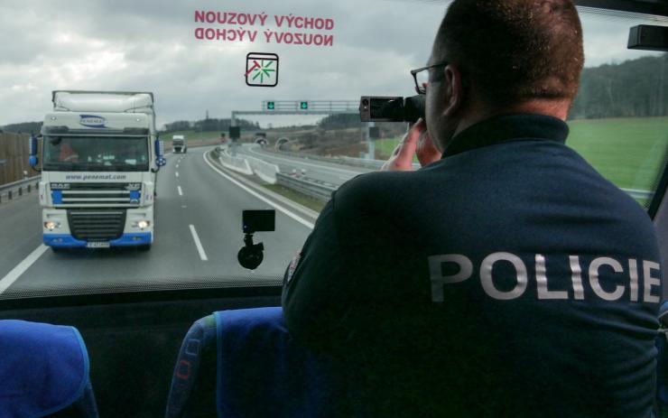 REPORTÁŽ: Poprvé v Ústeckém kraji! Policisté kontrolovali kamioňáky z autobusu