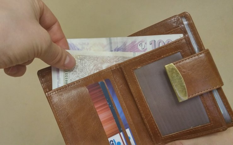 Žena našla cizí peněženku. Zachovala se přesně tak, jak neměla