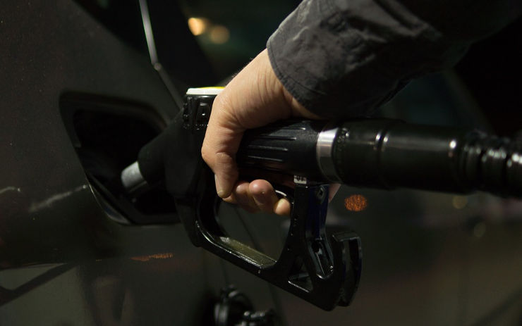 Benzín výrazně podražil a stojí stejně jako nafta. Bude nafta opět levnější?