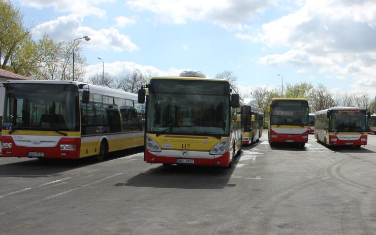 Opilec se vkradl do areálu dopravního podniku, chtěl se tam prý schovat po hádce