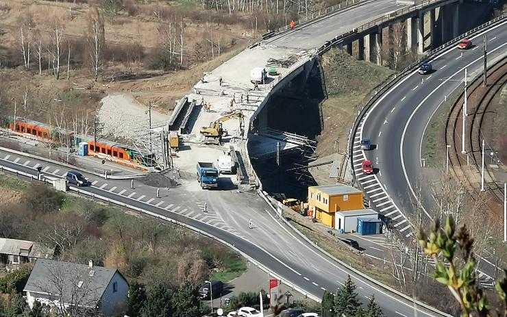 Dělníci už rozebírají zchátralý most pod Hněvínem. Objížďka potrvá ještě měsíce