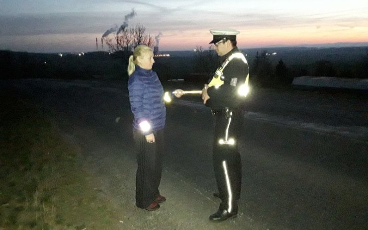 Jsou lidé za tmy vidět? Policisté při akci zdůrazňovali potřebu používání reflexních prvků