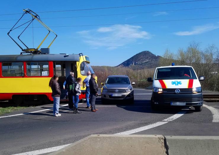 AKTUÁLNĚ: Tramvaj nabrala SUV na nájezdu do města z koridoru