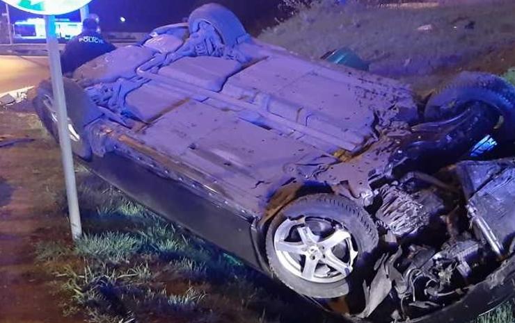 Auto v Mostě havarovalo u kruhového objezdu, řidič měl obrovské štěstí