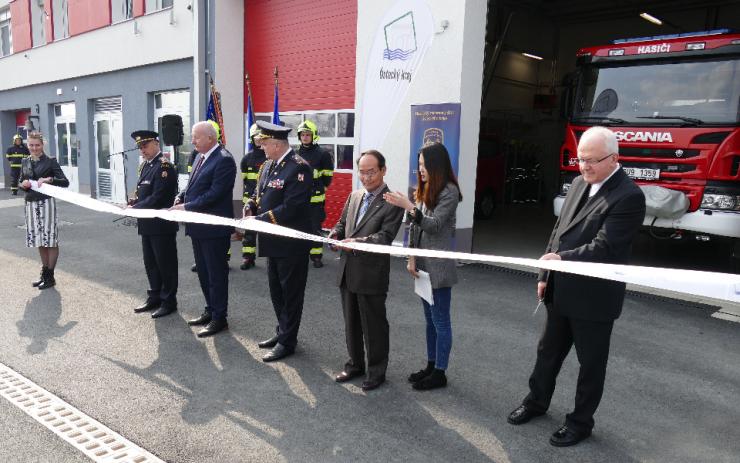 OBRAZEM AKTUÁLNĚ: Velká sláva ve strategické průmyslové zóně! Ode dneška tam působí nová stanice hasičů