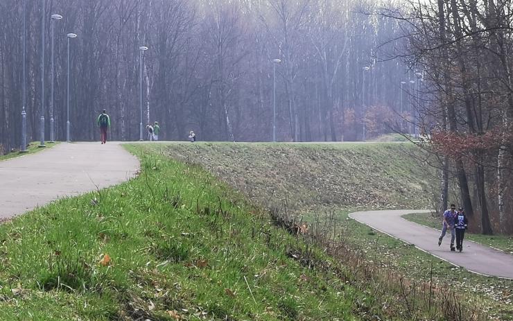 Žena v Novém Záluží se kutálela ze svahu a převrhla kočárek. Záchranáři měli podezření na mrtvici