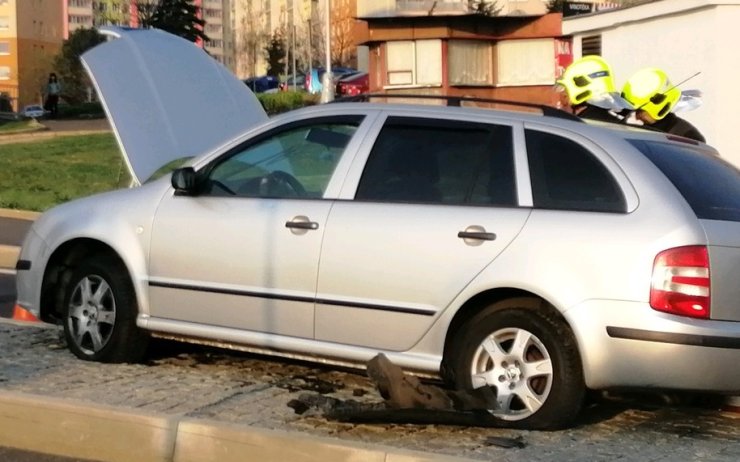 Řidič nezvládl výjezd z kruhového objezdu, poškodil bezpečnostní ostrůvek