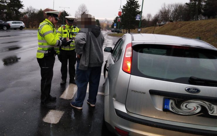 Hlídky přistihly tři řidiče s pozitivním testem na drogy, dva další řídili přes zákaz