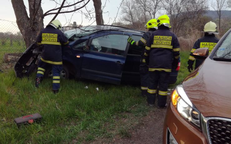 Čtyři zranění u Želkovic: Řidič se hnal silnicí a riskantně všechny předjížděl. V ostré zatáčce vylétl přímo do stromu