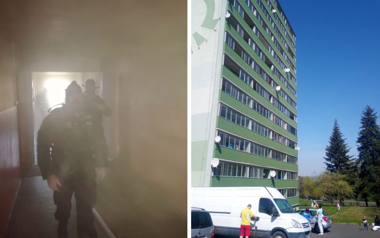Strážníci se prodírali zakouřeným domem a s pomocí policistů hasili požár na balkoně