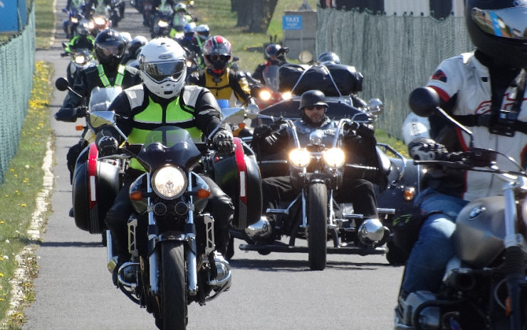 VIDEO: Krajem projela nekonečná kolona motorkářů! Policisté si přejí, aby jich havarovalo co nejméně