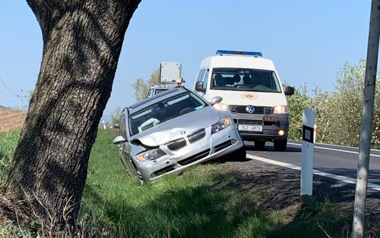 FOTO OD VÁS: Havárie mezi Mostem a Havraní. Řidička měla předjíždět přes plnou čáru