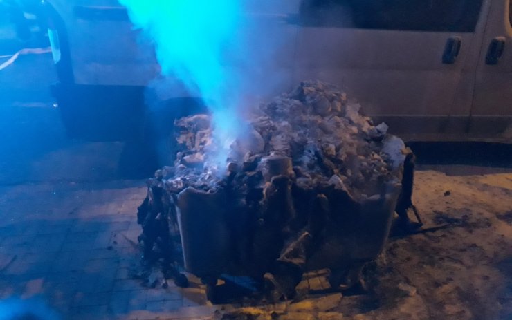 Hořící popelnice v České ulici ohrožovala hned vedle parkující dodávku