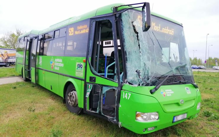 AKTUÁLNĚ OBRAZEM: Linkový autobus se u Trianglu srazil s nákladním vozem