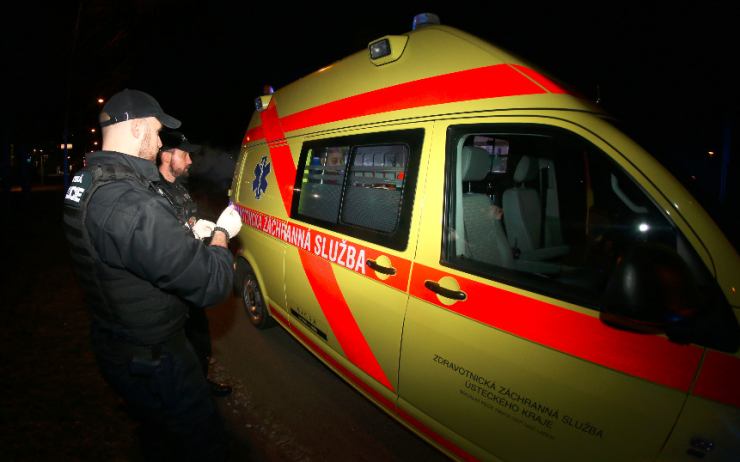 Záchranka potřebovala pomoc mosteckých strážníků. Asistovali i hasičům