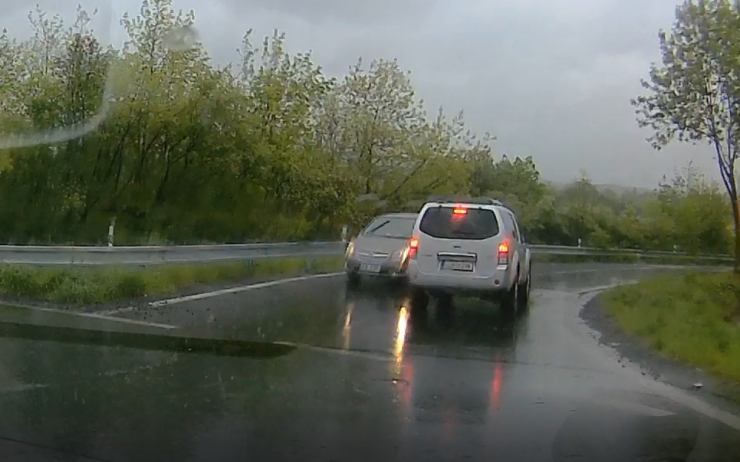 VIDEO OD VÁS: Řidiče vyjíždějícího z Mostu náhle překvapilo auto v protisměru