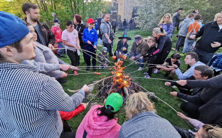 OBRAZEM: Povedené čarodějnice na Anšajbě! Přišly stovky lidí