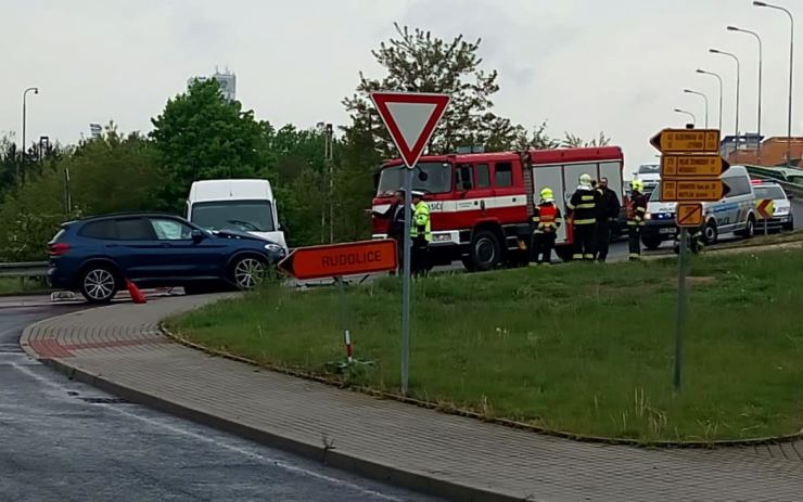 PRÁVĚ TEĎ: Na křižovatce u kostela se srazila dvě auta, zasahují hasiči i policisté