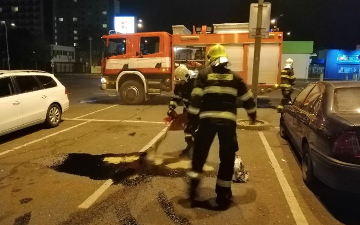 Hasiči zasahovali u mosteckého Kauflandu. Parkoviště znečistil nejspíš olej z kanystru