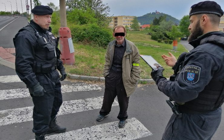 Agresivní pacient z nemocnice utekl před příjezdem strážníků. Zakrváceného muže brzy našli