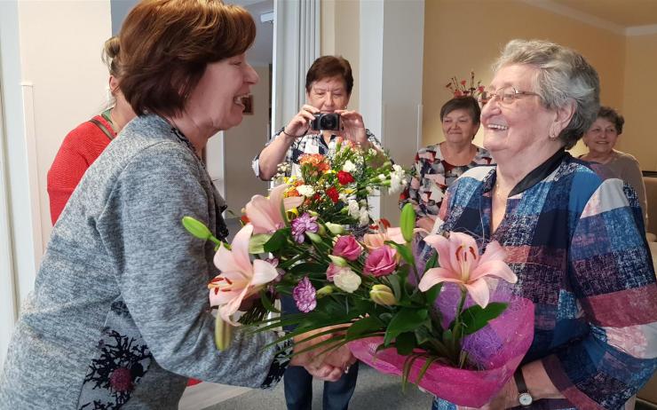 OBRAZEM: Blahopřejeme! Paní Blanka z mosteckého Klubu seniorů oslavila krásné životní jubileum. Je jí 90 let