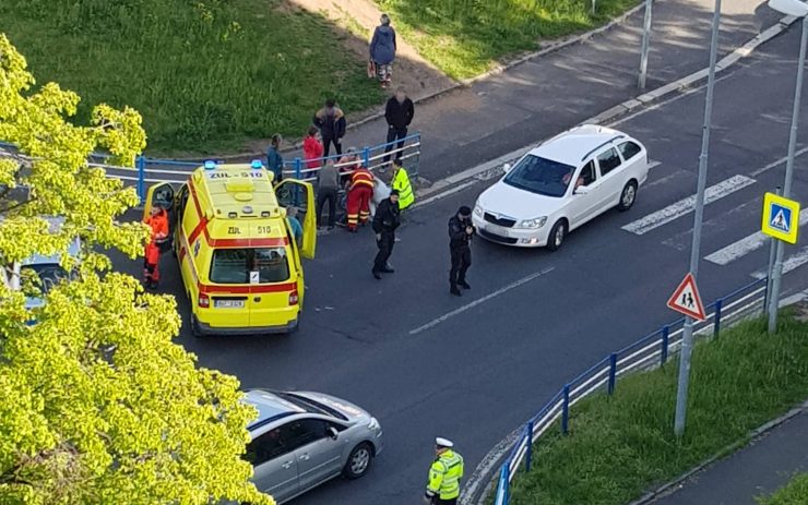 AKTUÁLNĚ: Střet s chodcem u 14. základní školy. Auto mělo srazit dítě