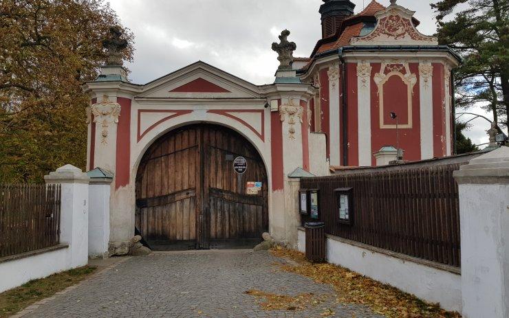 Mostecký kostel a zámek Stekník má propojit značená mariánská stezka