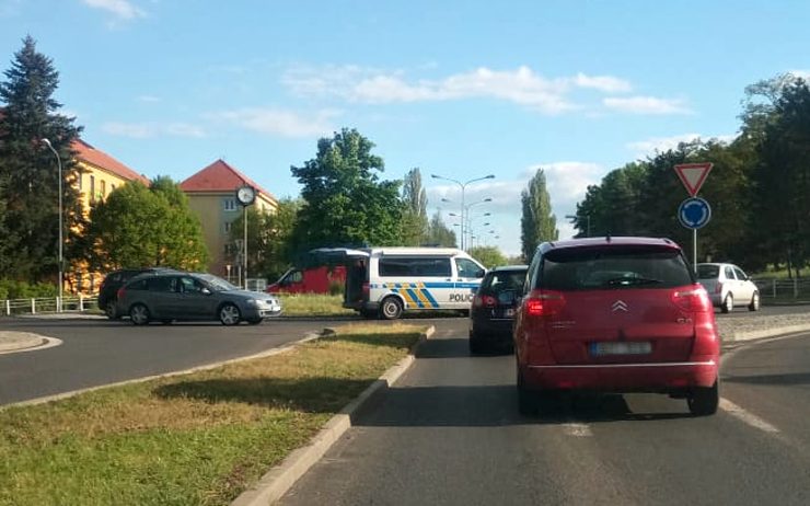 Motorkář se srazil s autem na kruhovém objezdu u Luny. Převezli ho do nemocnice