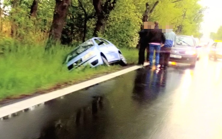 FOTO OD VÁS: Automobil sjel z mokré silnice, skončil před Havraní v příkopu