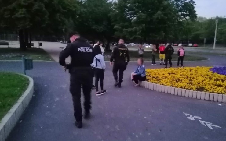 Strážníci a policisté spěchali do parku v centru Mostu. Došlo tam k šarvátce dvou skupin osob