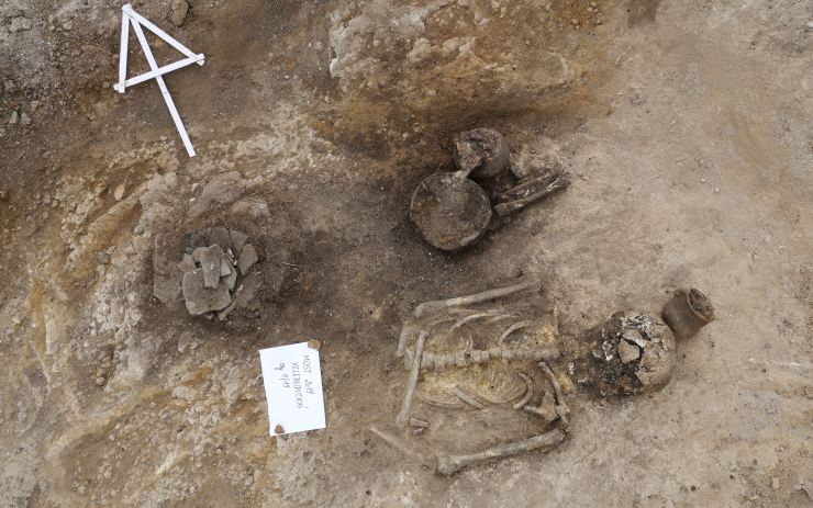 Překvapivý nález! Na stavbě Möbelixu v Mostě našli kostru starou čtyři tisíce let