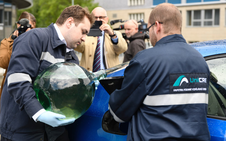 Vědci z Litvínova umí vyrobit biopalivo z odpadu! Natankovali ho do auta a poslali po Praze